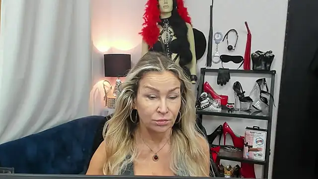 Snapshot of crystaLUX chatting on October 2025 04:12:01 AM crystaLUX online show from October 2025 04:12:01 AM