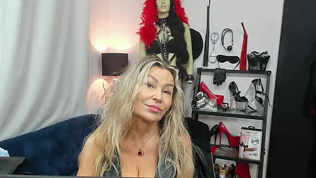 Snapshot of crystaLUX chatting on October 2025 04:35:01 AM crystaLUX online show from October 2025 04:35:01 AM