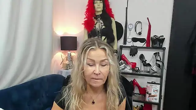 Snapshot of crystaLUX chatting on October 2025 05:54:02 AM crystaLUX online show from October 2025 05:54:02 AM