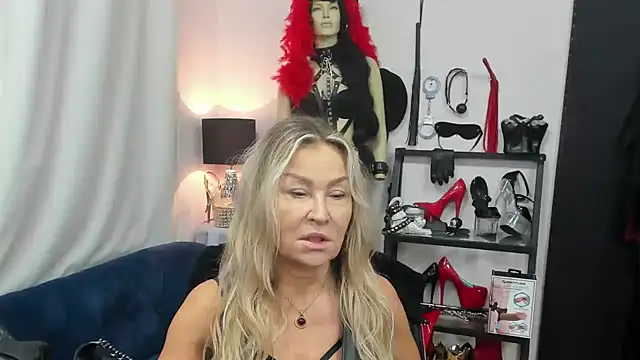 Snapshot of crystaLUX chatting on October 2025 04:13:01 AM crystaLUX online show from October 2025 04:13:01 AM