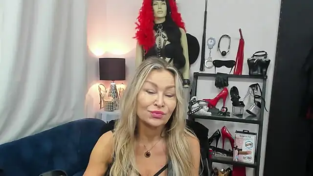 Snapshot of crystaLUX chatting on October 2025 04:13:01 AM crystaLUX online show from October 2025 04:13:01 AM