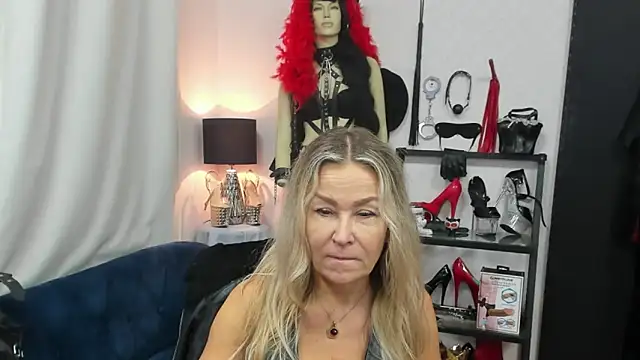 Snapshot of crystaLUX chatting on October 2025 04:23:02 AM crystaLUX online show from October 2025 04:23:02 AM