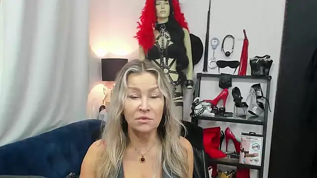 Snapshot of crystaLUX chatting on October 2025 05:10:01 AM crystaLUX online show from October 2025 05:10:01 AM