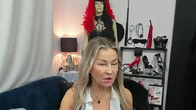 Snapshot of crystaLUX chatting on October 2025 05:09:02 AM crystaLUX online show from October 2025 05:09:02 AM