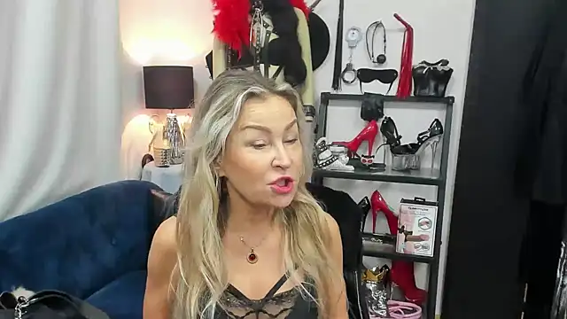 Snapshot of crystaLUX chatting on November 2025 05:28:02 AM crystaLUX online show from November 2025 05:28:02 AM