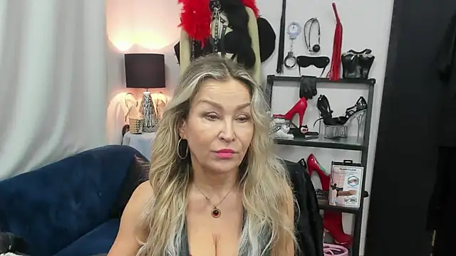 Snapshot of crystaLUX chatting on November 2025 05:28:02 AM crystaLUX online show from November 2025 05:28:02 AM