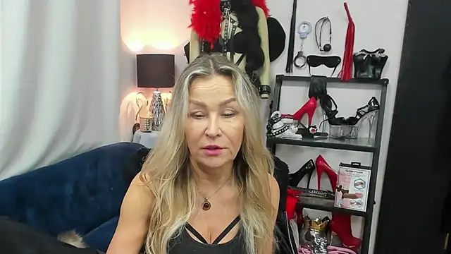 Snapshot of crystaLUX chatting on November 2025 06:19:01 AM crystaLUX online show from November 2025 06:19:01 AM