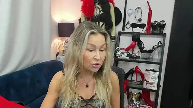 Snapshot of crystaLUX chatting on November 2025 05:23:02 AM crystaLUX online show from November 2025 05:23:02 AM