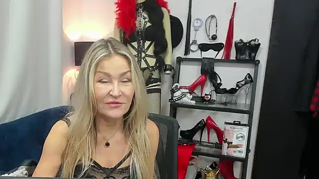 Snapshot of crystaLUX chatting on November 2025 06:02:01 AM crystaLUX online show from November 2025 06:02:01 AM