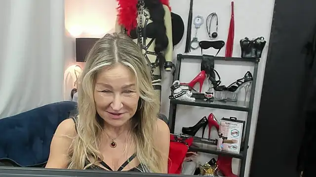 Snapshot of crystaLUX chatting on November 2025 06:16:02 AM crystaLUX online show from November 2025 06:16:02 AM