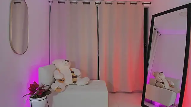 roxie gates  online show from October 2025 04:35:02 AM