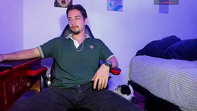 Snapshot of Alex_smith00 chatting on January 2025 01:52:01 AM Alex smith00 online show from January 2025 01:52:01 AM