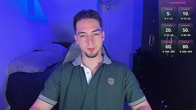 Snapshot of Alex_smith00 chatting on October 2025 02:33:01 AM Alex smith00 online show from October 2025 02:33:01 AM