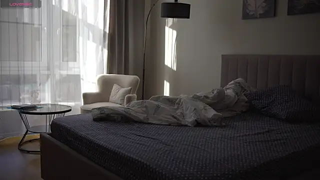 Danielle Thomas online show from September 2025 08:18:02 AM