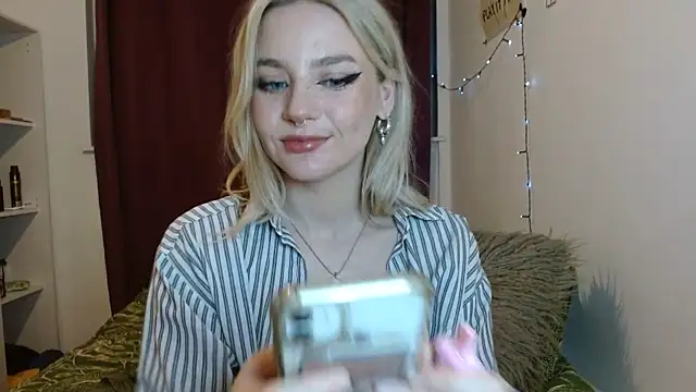 Snapshot of April_LoveUK chatting on January 2025 10:41:01 PM April LoveUK online show from January 2025 10:41:01 PM