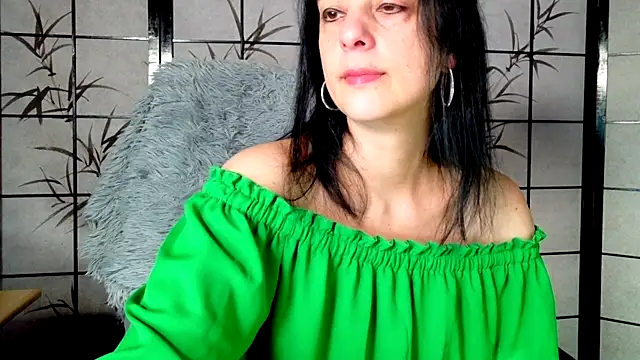 Snapshot of _Sweetlonglips_ chatting on January 2026 05:57:01 AM Sweetlonglips online show from January 2026 05:57:01 AM