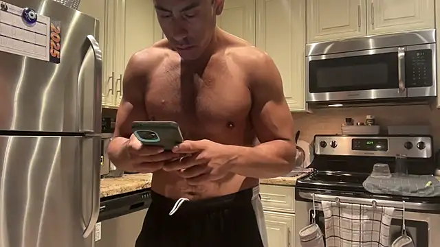 Snapshot of BigGuyMuscle chatting on March 2025 01:31:02 AM BigGuyMuscle online show from March 2025 01:31:02 AM