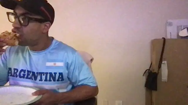 Snapshot of BigGuyMuscle chatting on March 2025 03:09:02 AM BigGuyMuscle online show from March 2025 03:09:02 AM