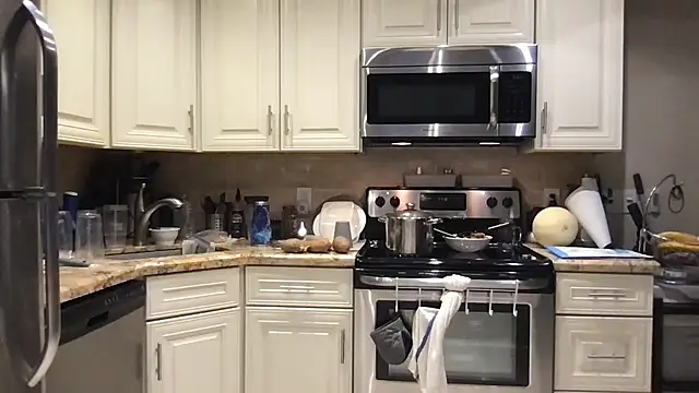 Snapshot of BigGuyMuscle chatting on September 2025 04:17:01 PM BigGuyMuscle online show from September 2025 04:17:01 PM