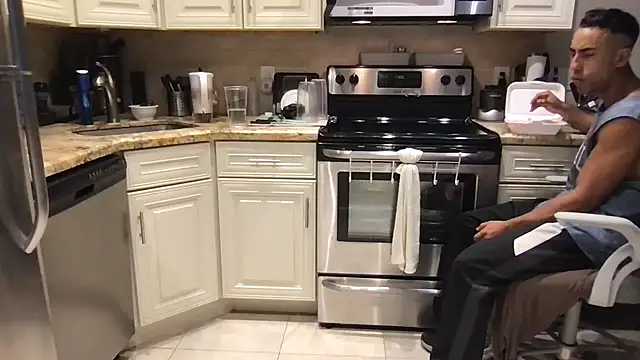 Snapshot of BigGuyMuscle chatting on September 2025 04:08:01 PM BigGuyMuscle online show from September 2025 04:08:01 PM