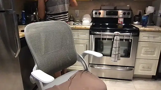 Snapshot of BigGuyMuscle chatting on September 2025 04:11:01 PM BigGuyMuscle online show from September 2025 04:11:01 PM