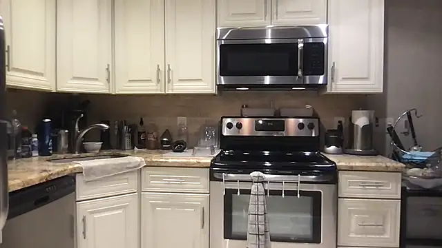 Snapshot of BigGuyMuscle chatting on September 2025 01:44:02 AM BigGuyMuscle online show from September 2025 01:44:02 AM