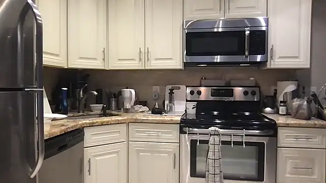 Snapshot of BigGuyMuscle chatting on October 2025 05:19:02 PM BigGuyMuscle online show from October 2025 05:19:02 PM