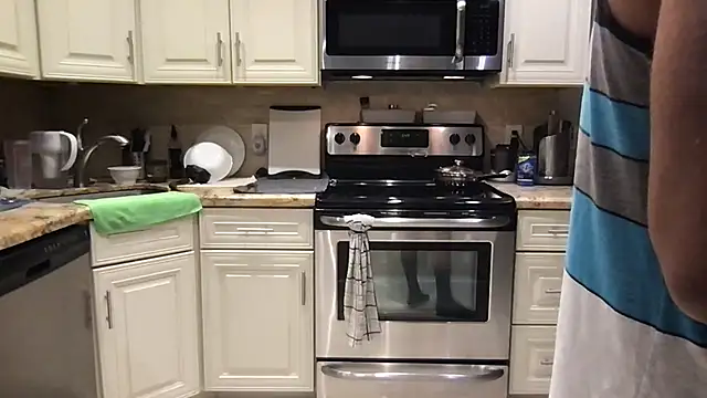 Snapshot of BigGuyMuscle chatting on November 2025 09:48:01 PM BigGuyMuscle online show from November 2025 09:48:01 PM