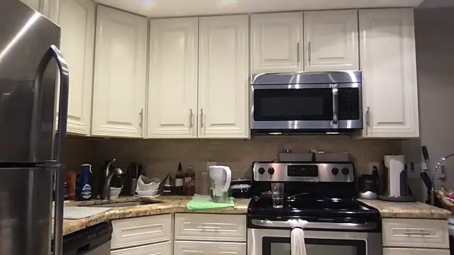 Snapshot of BigGuyMuscle chatting on November 2025 05:33:02 PM BigGuyMuscle online show from November 2025 05:33:02 PM