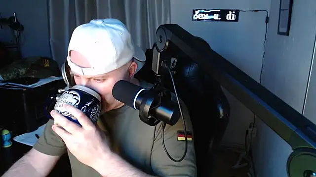 Snapshot of DerPornoPete chatting on December 2024 12:40:02 AM DerPornoPete online show from December 2024 12:40:02 AM