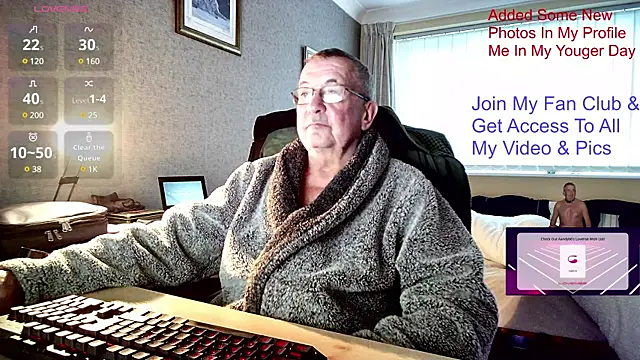 Snapshot of Aandy62 chatting on December 2024 08:11:01 AM Aandy62 online show from December 2024 08:11:01 AM
