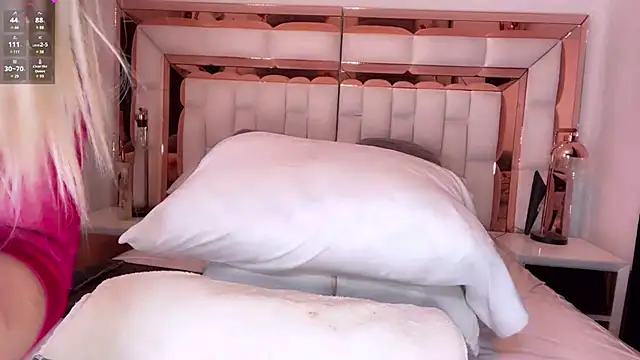 Snapshot of im_yours_01 chatting on January 2025 04:33:02 AM im yours 01 online show from January 2025 04:33:02 AM