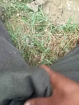 Snapshot of FinableKnee chatting on November 2025 06:13:01 AM FinableKnee online show from November 2025 06:13:01 AM