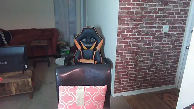 Snapshot of EntitledMistress chatting on December 2024 10:35:02 PM EntitledMistress online show from December 2024 10:35:02 PM