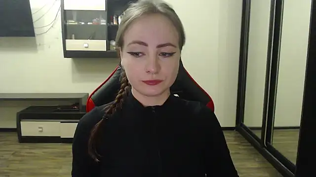 Laralianna online show from March 2025 05:04:01 PM