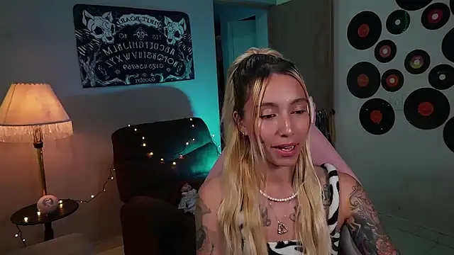 Snapshot of Saucy_Jenn chatting on March 2025 03:01:01 AM Saucy Jenn online show from March 2025 03:01:01 AM