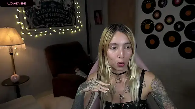 Snapshot of Saucy_Jenn chatting on March 2025 01:09:02 AM Saucy Jenn online show from March 2025 01:09:02 AM