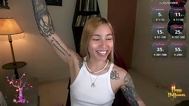 Snapshot of Saucy_Jenn chatting on October 2025 02:01:02 AM Saucy Jenn online show from October 2025 02:01:02 AM