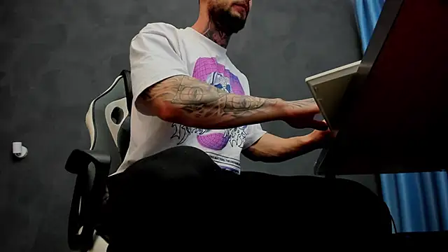 Snapshot of BrianHunts chatting on February 2025 10:48:01 AM BrianHunts online show from February 2025 10:48:01 AM