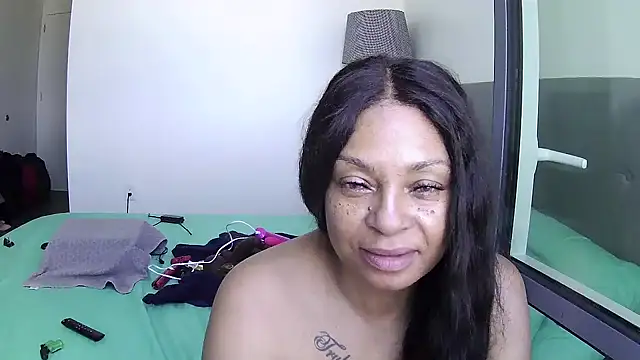 Snapshot of MSweetLindaParks chatting on June 2026 04:17:02 PM MSweetLindaParks online show from June 2026 04:17:02 PM