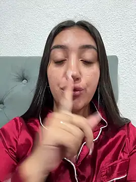 Snapshot of Hannahoff chatting on February 2026 05:03:02 AM Hannahoff online show from February 2026 05:03:02 AM