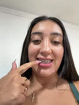 Snapshot of Hannahoff chatting on February 2026 04:09:01 AM Hannahoff online show from February 2026 04:09:01 AM