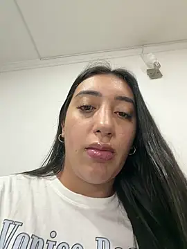 Snapshot of Hannahoff chatting on February 2026 04:10:02 AM Hannahoff online show from February 2026 04:10:02 AM