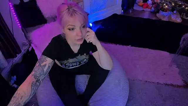 Snapshot of AliceW0lf chatting on December 2025 09:09:02 PM AliceW0lf online show from December 2025 09:09:02 PM