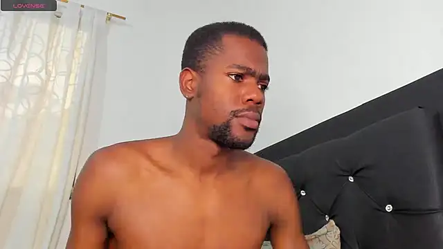 Snapshot of santi_brown chatting on October 2025 09:35:02 PM santi brown online show from October 2025 09:35:02 PM