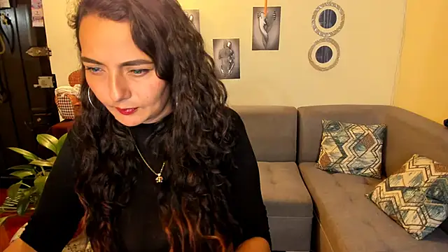 Snapshot of emma_luxy chatting on February 2025 02:07:02 AM emma luxy online show from February 2025 02:07:02 AM