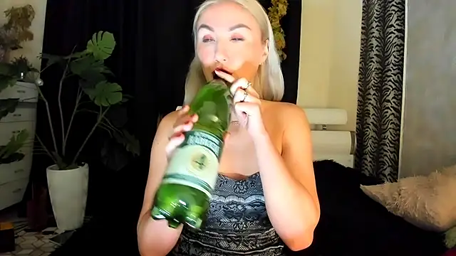 Snapshot of _SABOTAGE_ chatting on November 2025 12:13:01 AM SABOTAGE online show from November 2025 12:13:01 AM