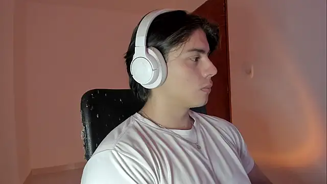 Snapshot of Giordano_Russo chatting on November 2025 09:58:01 PM Giordano Russo online show from November 2025 09:58:01 PM