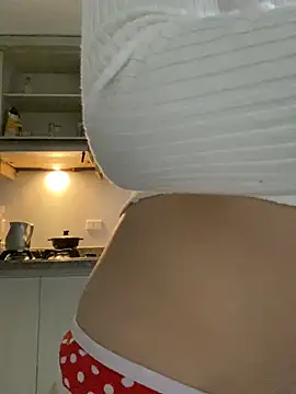 Snapshot of _Lunnaa_ chatting on May 2026 11:01:04 PM Lunnaa online show from May 2026 11:01:04 PM