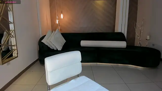 NiaHolland online show from October 2025 06:40:02 PM